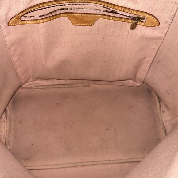 The Neverfull MM tote unites timeless design with heritage details. - Picture 13 of 17